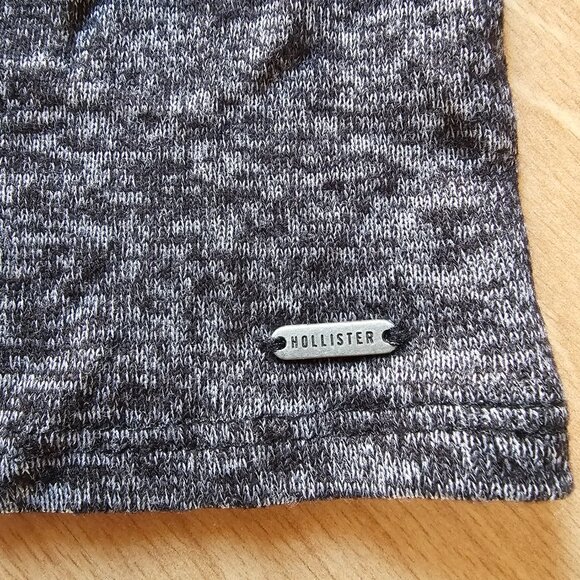 BRAND NEW! Hollister Long Sleeve Scoop Neck Top – Dark Gray - Button Front – XS - Picture 3 of 5